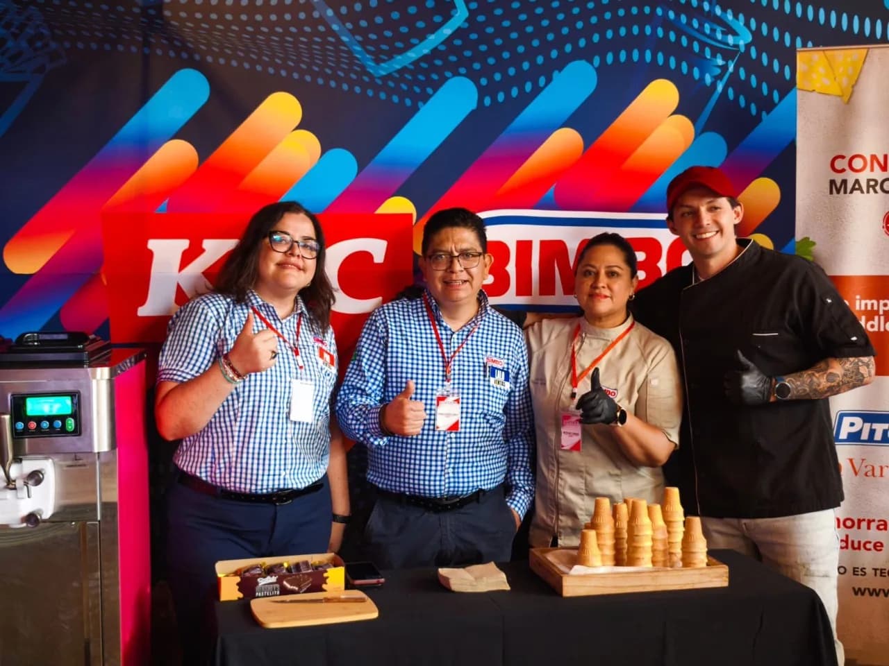 Equipo junto a la máquina de helados frente al fondo de Bimbo y KFC