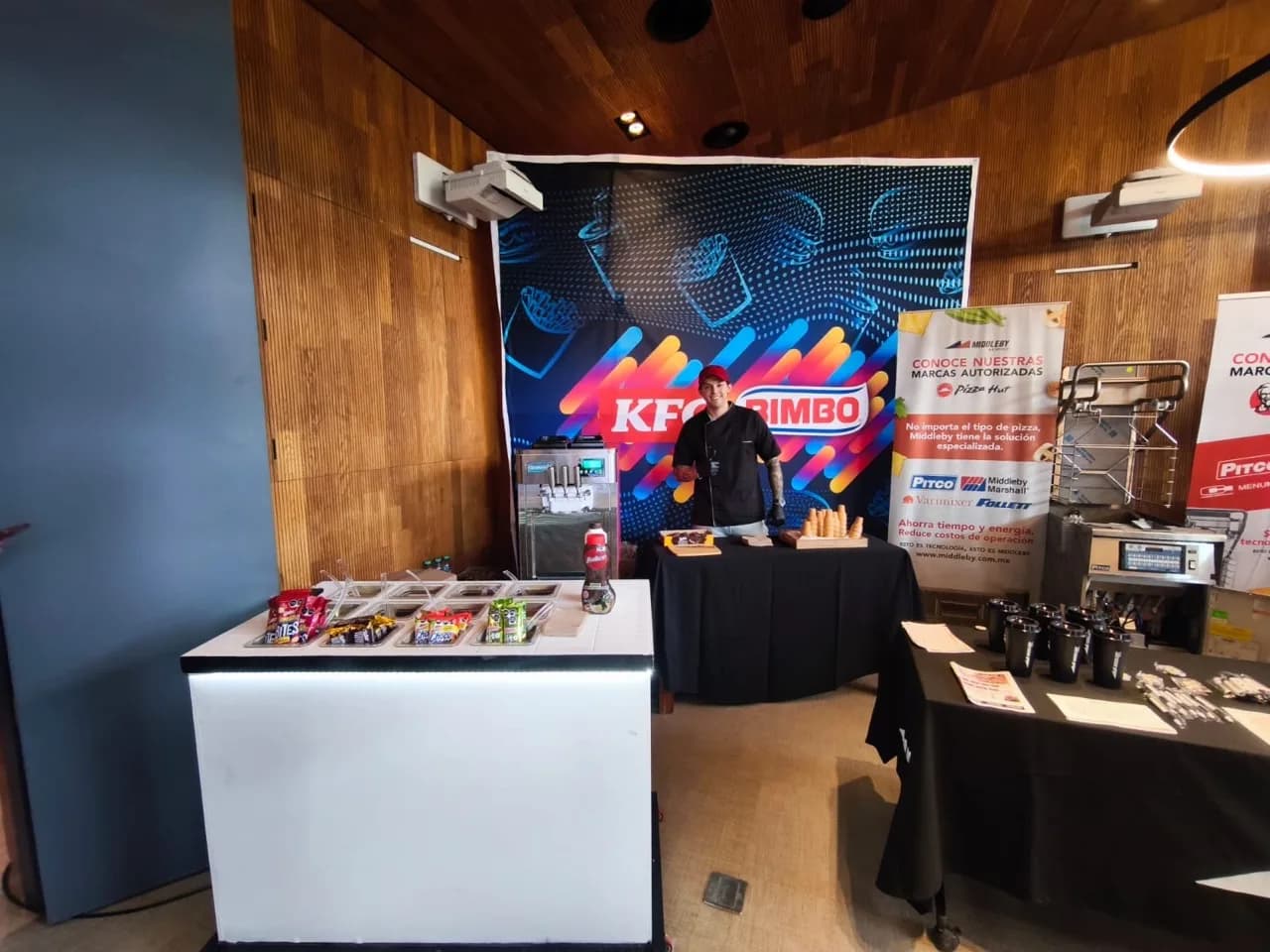 Vista del montaje con barra de complementos y máquina de helados en el evento Bimbo / KFC