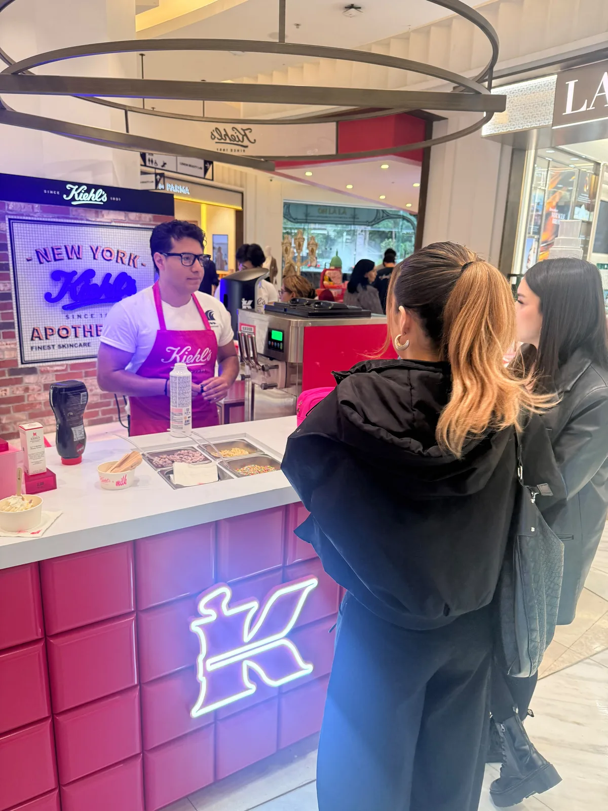 Atención a visitantes en la barra de helados de Kiehl's