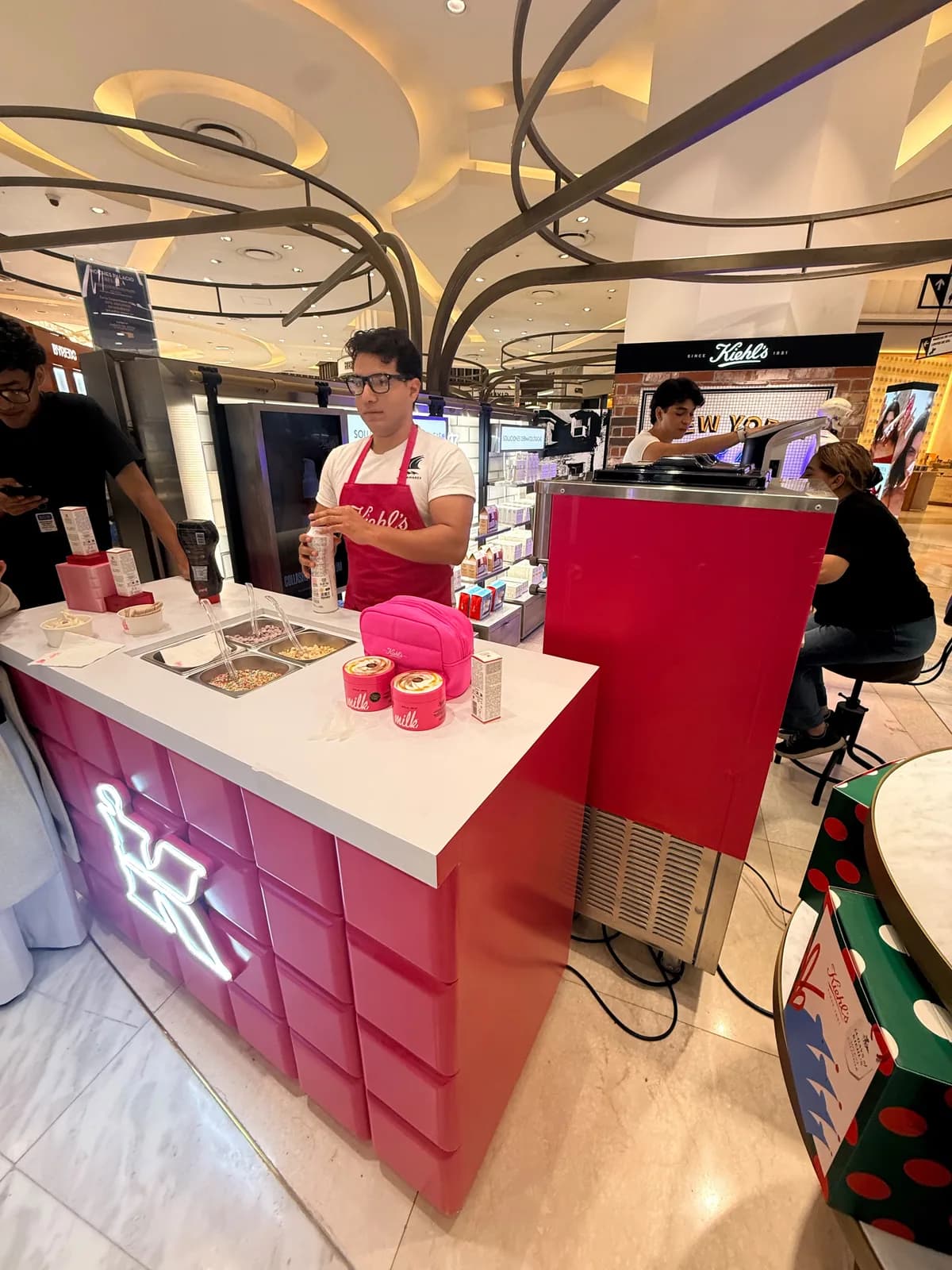 Montaje de Kiehl's con barra de helados y máquina personalizada