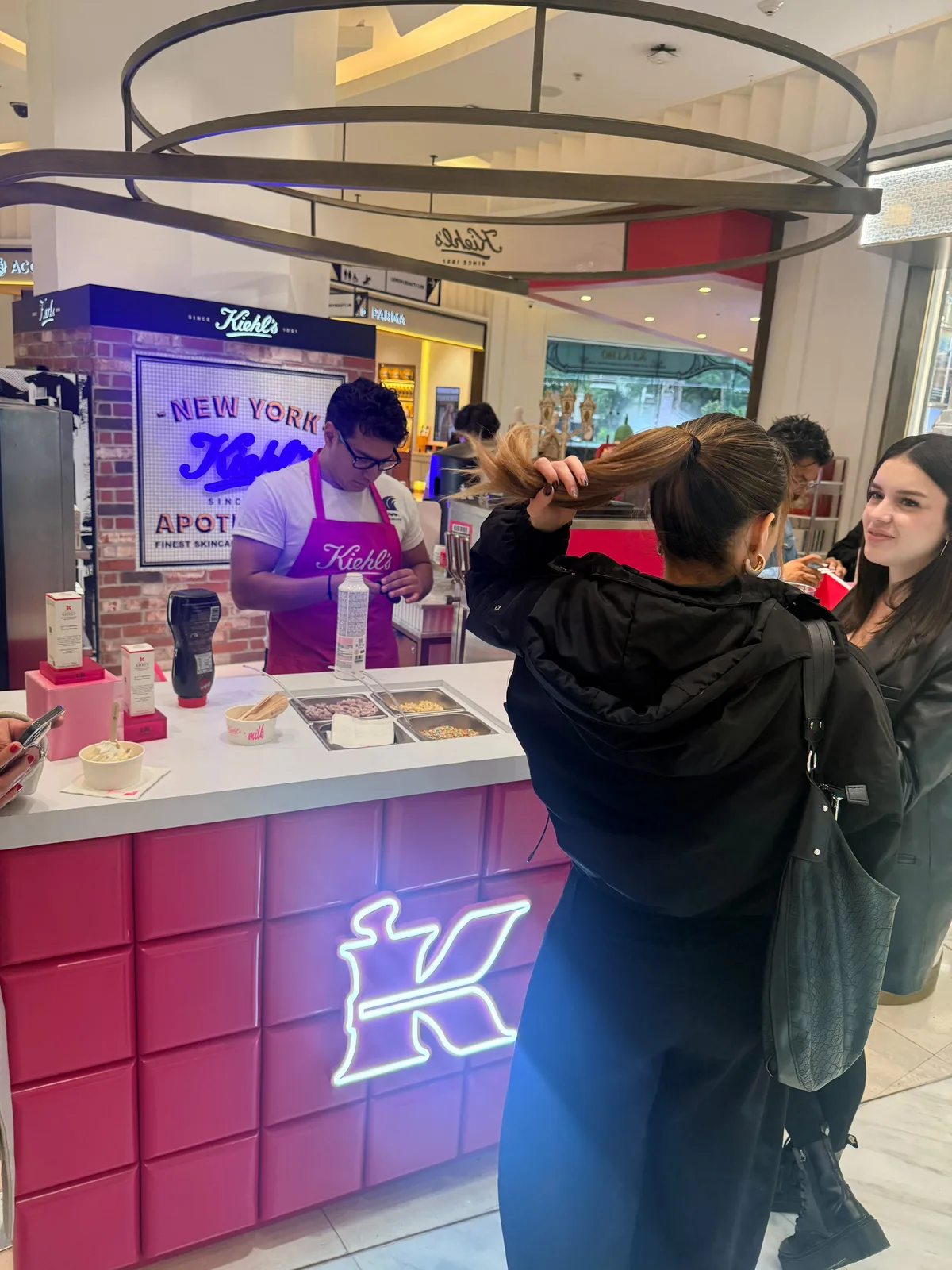 Vista de la activación de Kiehl's con helados para sus visitantes