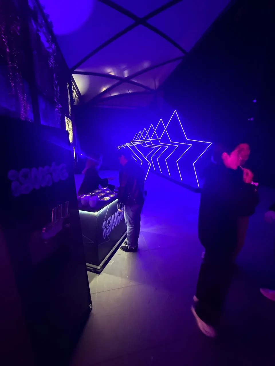 Montaje de helados e iluminación en el evento de Universal Music México