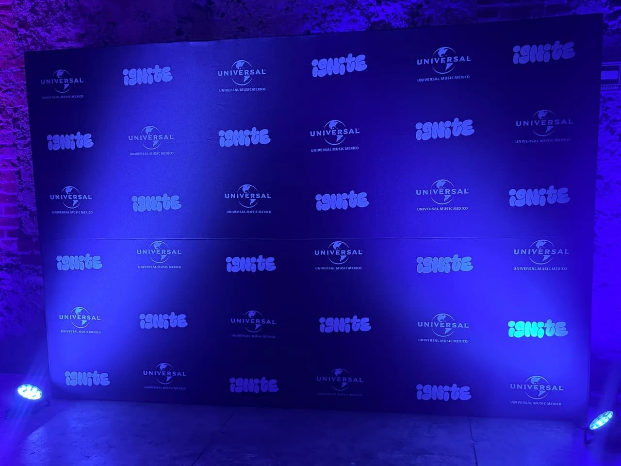 Photocall de Ignite con la marca Universal Music México