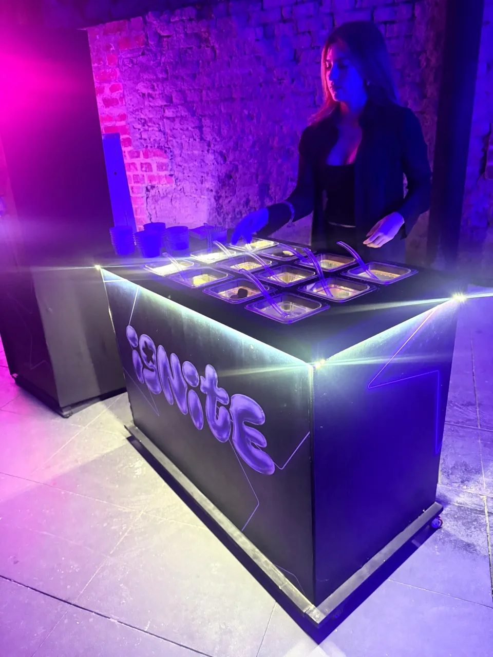 Barra de toppings con atención durante el evento de Universal Music México